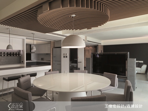 以一張圓桌為起點的設計。為滿足屋主過年時邀請客人來